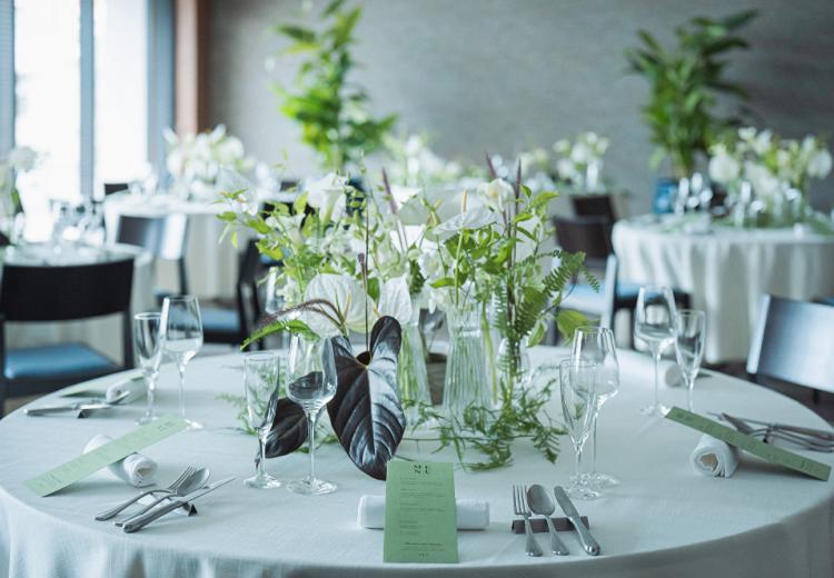 サウスウエストグランドホテル。披露宴会場。グリーンを主役にしたナチュラルなコーディネートもマッチ