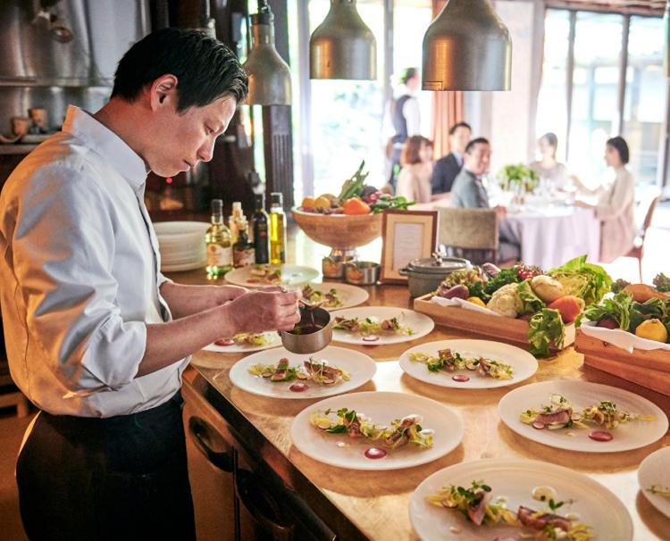 サウスウエストグランドホテル。スタッフ。ふたりのために心を込めて丁寧に調理するシェフ