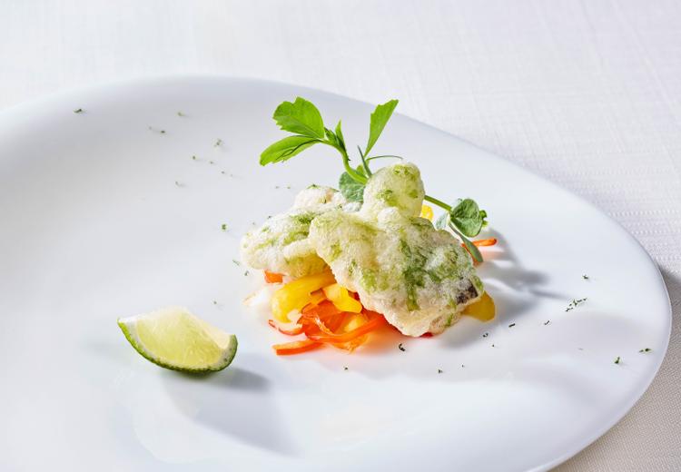 THE SURF BEACHSIDE TERRACE（ザ・サーフ ビーチサイドテラス）。料理。彩りも美しく、お祝いの席にふさわしい華やかさがあります