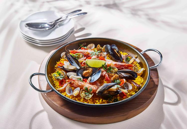 THE SURF BEACHSIDE TERRACE（ザ・サーフ ビーチサイドテラス）。料理。名護の新鮮な魚介や旬の食材で作るスペシャリテのパエリア