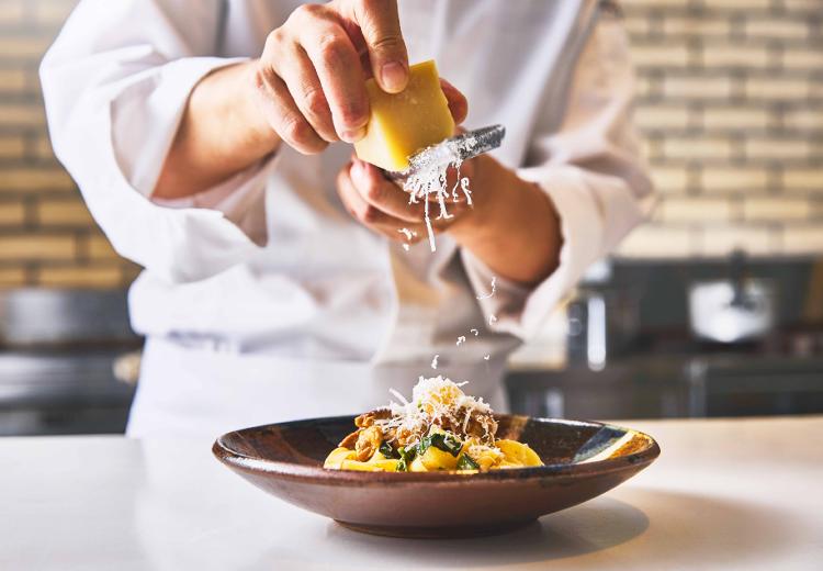 THE SURF BEACHSIDE TERRACE（ザ・サーフ ビーチサイドテラス）。料理。パスタはシェフがゲストの目の前で仕上げ、出来立てを提供