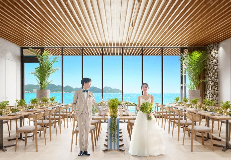 THE SURF BEACHSIDE TERRACE（ザ・サーフ ビーチサイドテラス）。披露宴会場。大きな窓から温かな陽光が差し込む心地よい空間です